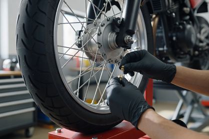 Jak dobrać ciężarki do wyważania kół motocykla do felg szprychowych i odlewanych